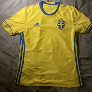 Sverige fortbolls tröja - Svensk fotbollströja av adidas:) Använd en gång