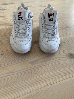 Fila skor - Vita fila strl 38. Använda men i fint skick.