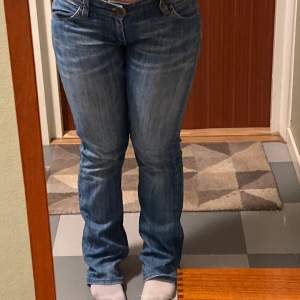 Såå otroligt sköna jeans! Dom är stretchiga och har ett tunt material. Som man ser på bilden är dom mucket använda, och är slitna en del! Annars är det fint skick. Skriv privat för fler bilder/ frågor! Kan mötas upp i Malmö elr så står köparen för frakten