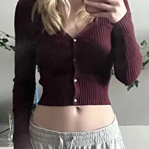 Kofta - Jätte fin röd kofta. Säljer för att den inte kommer till användning längre. Enbart använd fåtal gånger och är i nyskick😊