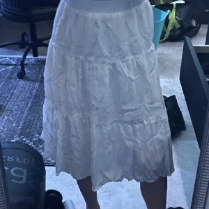 Sommarkjol - (Inte min bild)  Säljer jättefin sommarkjol. Den är i bra skick förutom att den har ett litet hål men det är inget jag tycker man tänker på. Skulle säga att den är Xs-M. Perfekt till sommaren ❤️