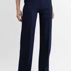 Kostymbyxor från madlady - Jag säljer mina kostymbyxor (navy blue) från madlady som inte har kommit till användning, använda ett fåtals ggr. De passar inte mig längre och säljer därför dem nu😊inga tecken på användning förutom att lappen inte är kvar. Otroligt bekväma och snygga💗