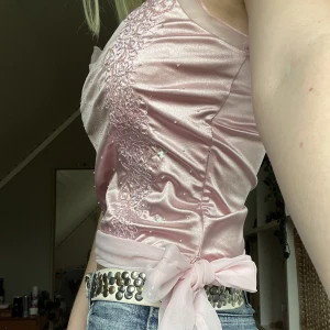 prinsessdröm - ett så otroligt vackert linne från vero moda i storlek s🥺💗helt klart det vackraste jag äger men den kommer tyvärr inte till användning. en äkta prinsessdröm med pärlor, paljetter och en rosett 🎀 bara använd en gång