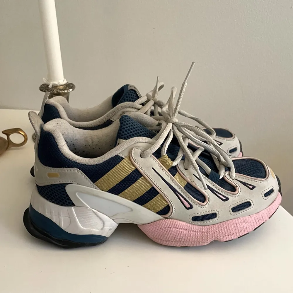 Sneakers från Adidas i strl 37 1/3 💕 så coola och snygga!!. Skor.