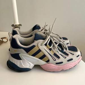 Sneakers från Adidas i strl 37 1/3 💕 så coola och snygga!!