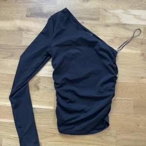 Tröja - Superfin oneshoulder tröja, sitter skönt och har lite skrynklade sidor vilket är en fin detalj på tröjan!!
