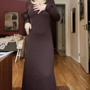 Långklänning  - VINRÖD klänning, sätter sig efter din kroppsform, kanske upp till liten m? Fantastisk till våren! Står S.