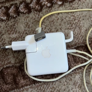 laddare - Macbook dataladdare, inte använt på ett halv år funkar perfekt.  tyvärr har den legat i en låda så den har blivit lite gul på sladden kom privat för mer bilder👌🏼