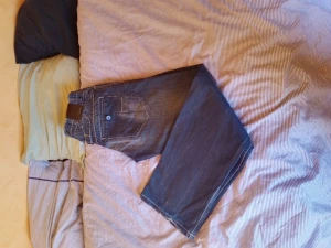 Jeans size 30/32 - Jeans i bra skick Size 30/32 Inga stor hål eller slitningar  Lite slitage längst ner i fotändan   
