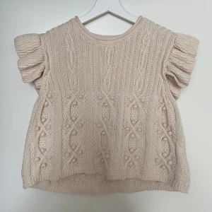 Zara tröja strl M - Säljer denna superfina stickade toppen från Zara då den inte kommer till användning. Den är i nyskick och har endast använts en gång. Meddela för funderingar!💕