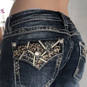 Miss me jeans - Ett par as snygga lågmidjade miss me jeans! Lägger ut på budgivning då fler är intresserade :) Byxorna har diamant detaljer, vita väldigt detaljerade stygn och en cool baksida! Kan skicka bilder på detaljer om det önskas, Jätte fint skick❤️
