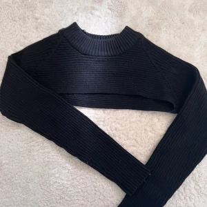 Stickad bolero  - Stickad bolero från Gina tricot, strl M.  Använd 1 gång