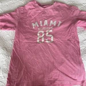 Supersnygg tröja!  - Jag säljer denna tröja då den inte kommer till användning! Är osäker på storlek men tror ungefär 152 men den funkar även superbra till mig som är 158-160. Hör av er vid intresse💗