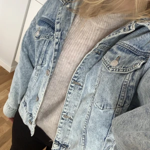 Jeansjacka - Snygg, lite oversized jeansjacka från NA-KD. Närma nyskick. Skicka privat för fler bilder. Sänker gärna priset vid snabb affär.😻