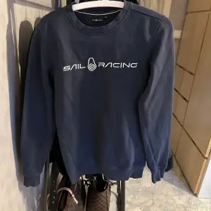 Säljer nu min oanvända Sail Racing tröja då den aldrig kommer till användning. Den är i kvinnlig modell, storlek XS. Så den är ganska liten. På mig själv sitter den lite tight runt armarna och jag är normalt en storlek S. Hör av er vid frågor! 😊💗