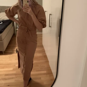 Puffy sleeve kläning  - Helt ny klänning, lappen finns fortfarande kvar. 