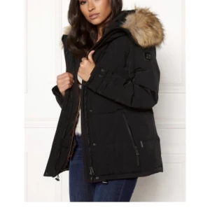 Hollies vinterjacka - Vinterjacka endast använd en vinter, i mycket gott skick. 