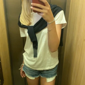 Jeanshorts - Säljer mina favvo jeanshorts ifrån hm, PERFEKT PASSFORM! Men tyvärr blivit försmå för min smak!