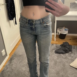 Zara jeans  - Säljer dessa jeans från zara på grund av att dom inte kommer till användning, storlek 36 men passar mig som vanligtvis har 34💓 