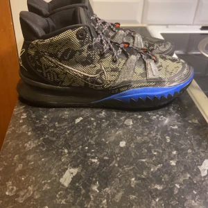 Kyrie 7 - Basketskor. Jättebekväma skor att spela basket i och kan användas i idrottsaktiviteter.