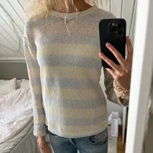 Säljer denna tunt stickade långärmade tröja från Zara i storlek S. Materialet är lite ihåligt och tröjan passar därför väldigt bra till sommaren. Jag har använt den väldigt få gånger och den är i fint skick.💕