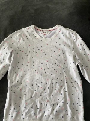 Tommy hilfiger tröja  - Collage tröja, nästan aldrig använd och riktigt skön