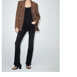 Lågmidjade jeans från zara  - Säljer dessa fina byxor då jag var för sen med att lämna tillbaka dom. Så de är inte använda alls. Köpte för 450 kr. Kom privat för egna bilder💗