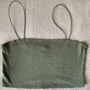 Grönt linne - Snyggt croppat linne från H&M💚 Jätteskönt material   Använt fåtal gånger men i fint skick Mer som en M!