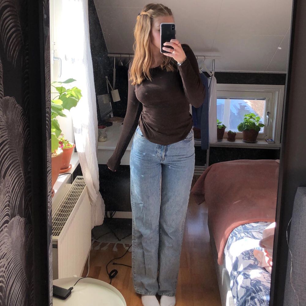 Ljusblåa långa jeans från bikbok. Perfekta i längd på mig som är 173 cm! Nypris 600kr men säljer för 219kr☺️💗. Jeans & Byxor.