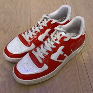 Hometowns Homstas - Sjukt stiliga dojor från homtowns i röd och vit. Sparsamt använda.  Storlek 41 Låda finns. 