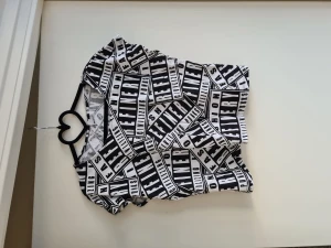 Tröjpaket - Paket om 3 tröjor.  En crop top från gina tricot storlek S men är oversiezed så kan användas xs- l. En tshirt från h&m med svart mesh storlek s.  En polotröja köpt från sellpy.