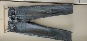Raka jeans rå söm Zara  - Något croppade i modellen