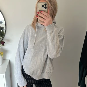 hoddie - Grå hoddie som knappt är använd. Tryck gärna köp nu💕