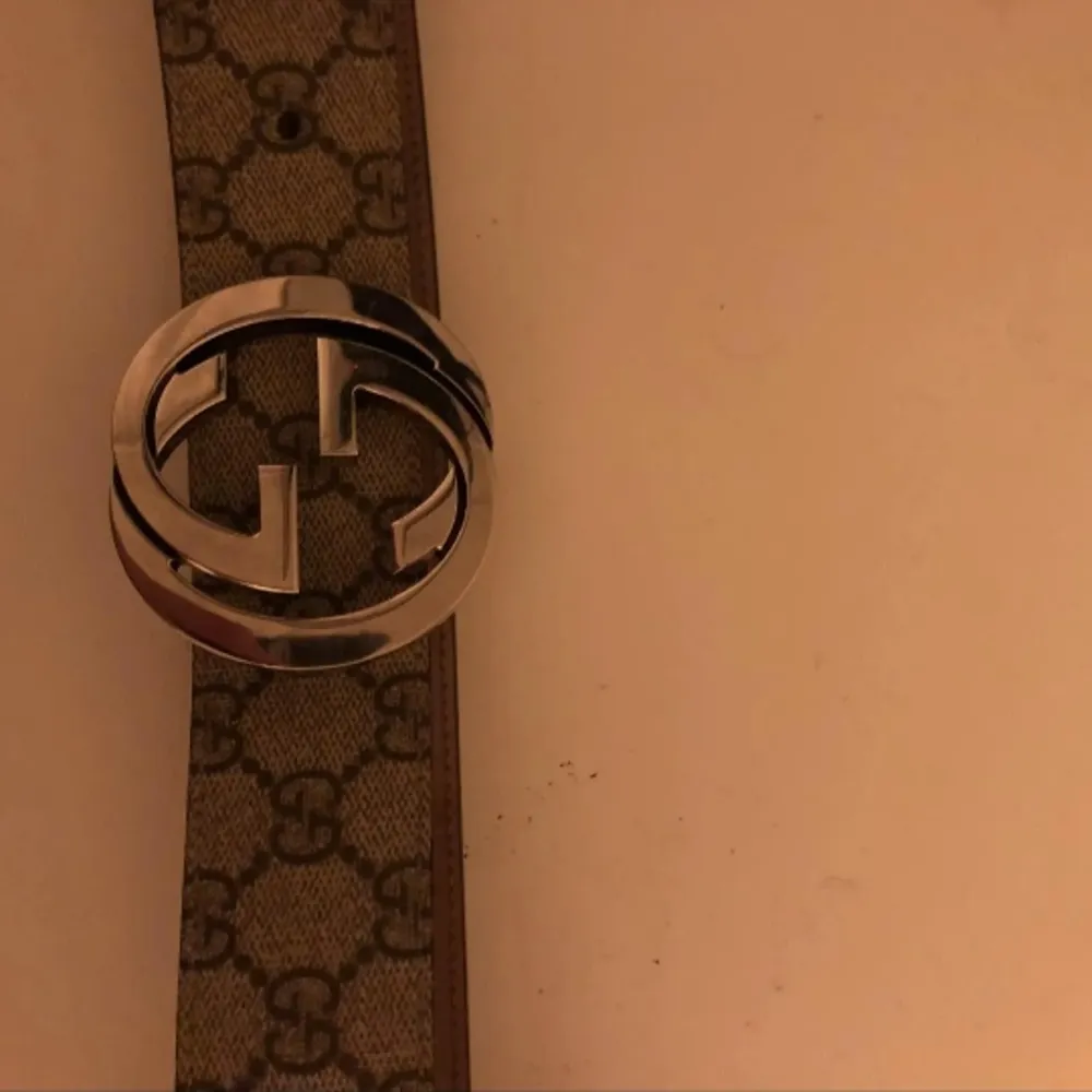 Säljer nu min Gucci bälte för 1500kr. Tycker inte längre att bältet ser bra ut på mig så säljer bort den  Ingen skada eller så vidare på den alltså i en god skick. Säljer den i storlek M den är väldigt justerbar så du kan alltid ändra på storleken. . Accessoarer.