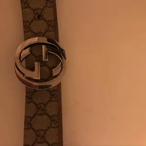 Säljer nu min Gucci bälte för 1500kr. Tycker inte längre att bältet ser bra ut på mig så säljer bort den  Ingen skada eller så vidare på den alltså i en god skick. Säljer den i storlek M den är väldigt justerbar så du kan alltid ändra på storleken. 