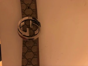 Gucci Bälte - Säljer nu min Gucci bälte för 1500kr. Tycker inte längre att bältet ser bra ut på mig så säljer bort den  Ingen skada eller så vidare på den alltså i en god skick. Säljer den i storlek M den är väldigt justerbar så du kan alltid ändra på storleken. 