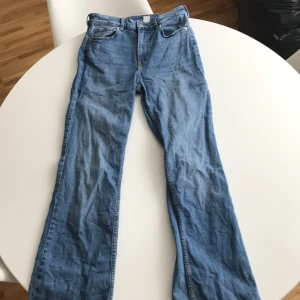 Bootcut jeans - Detta är några byxor som inte har används så mycket. Har inga fläckar och inga hål. Är i fint skick . Priset kan diskuteras vid snabb affär.