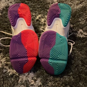 Basketskor  - Det är knappt använda men jag lite fläckar men deg syns inte mycket i verkligheten men syns mer på bild fråga gärna om fler. Väldigt billiga för original priset som är ca 1500kr