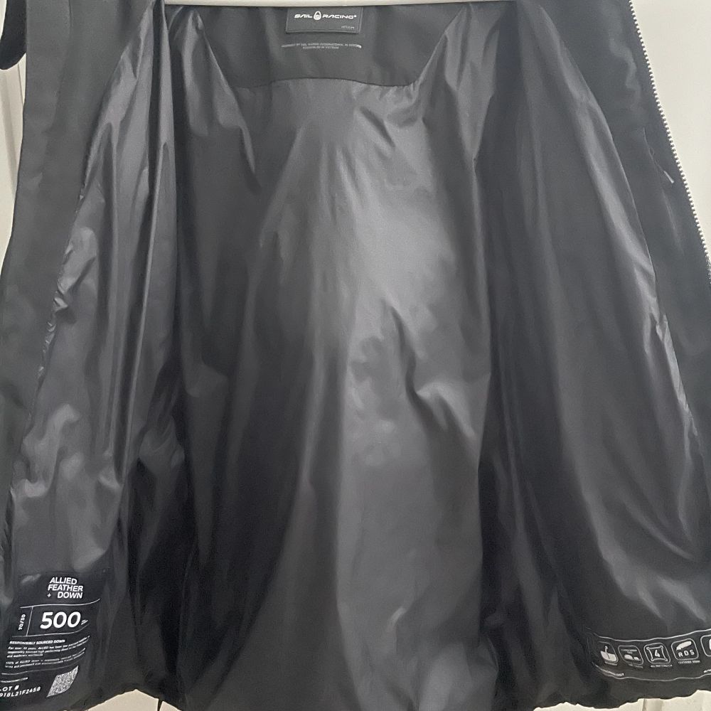 Hej nu är det så att jag säljer min sail racing jacka som jag inte behöver längre då jag köpt en ny jacka, jackan köptes i vintras och har inte används så länge! Stl M Finns i Eskilstuna . Jackor.