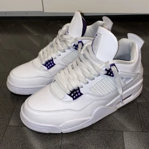 Jordan 4 Metallic Purple - Säljer mina j4s som är storlek 43. Skorna är i skick 7/10 då de har varit sparsamt använda och har rengjorts då och då. Priset kan diskuteras, skriv vid eventuella frågor.