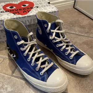 Converse Comme Des Garçons - Säljer dessa fina par Converse CDG på grund av att jag använder dom för lite. Skorna är i jättebra skick, använda väldigt få gånger! Köpte skorna från Dover Street Market från London för 1500kr ungefär😊