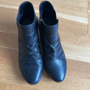 leather shoes/winter shoes/wintershoes - I bought it from deichman last year used 2 to 3 times. really in good condotion. storlek 9