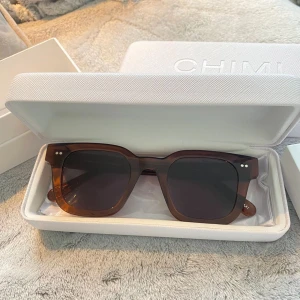 Chimi solglasögon  - Kollar intresset på dessa ursnygga chimi glasögonen i gamla färgen Coco, säljs ej längre!! Så snygga, inga defekter och skal medföljer💓💓 byter gärna mot några andra i modellen 008