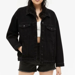 Jeansjacka  - En superfin jeansjacka från HM i storlek S. Kommer inte till användning och jackan är i perfekt skick. Kom privat för egna bilder 