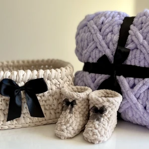 Babyset pläd sockor korg - Säljer dessa set som jag har handvirkat. Pris för ett set (pläd, korg, sockor) 800 kr  Pläd, sockor är virkade av mjuk & skön fleecegarn som kan tvättas i 30 °C Mått på pläd ca 90x90 cm ( plus minus 5 cm)  Kan hämtas på plats (Göteborg) eller fraktas 