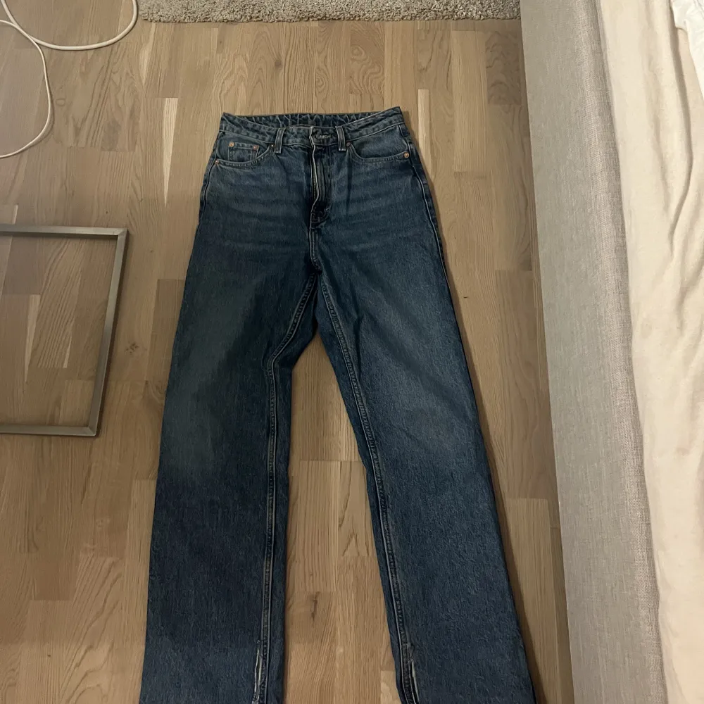 Jeans från weekday för 500 kr. Köpta för längesen och aldrig använt. Högmidjade och slits . Jeans & Byxor.