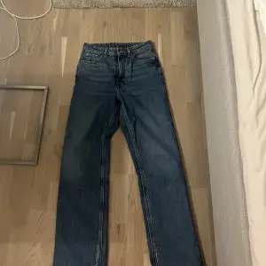 Jeans från weekday för 500 kr. Köpta för längesen och aldrig använt. Högmidjade och slits 