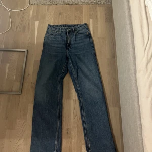 Jeans - Jeans från weekday för 500 kr. Köpta för längesen och aldrig använt. Högmidjade och slits 