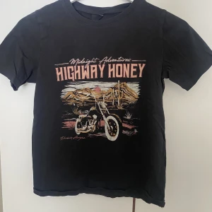 Tröja  - Tröja från Gina tricot, går ej köpa längre. Pris går att diskuteras och mer bilder vid begäran. 