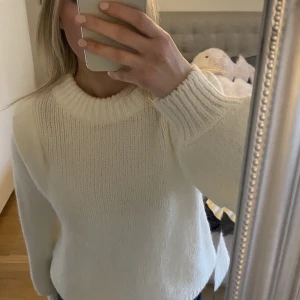 Stickad tröja - Så fin vit stickad tröja från Gina tricot🥰använd endast 1 eller 2 gånger